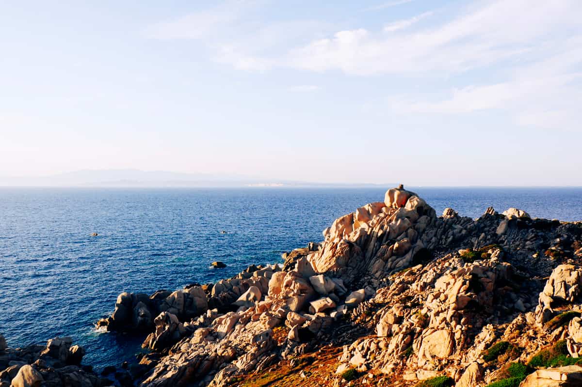 Spiaggia e costa di granito di Porto Quadro, nel nord della Gallura